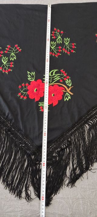 Mantón de Manila triangular, A ESTRENAR