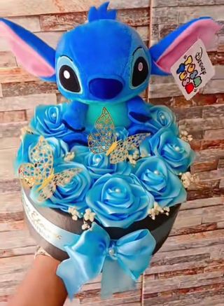 Stitch en caja de rosas azules