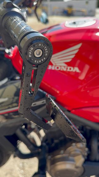 Honda CB500F roja