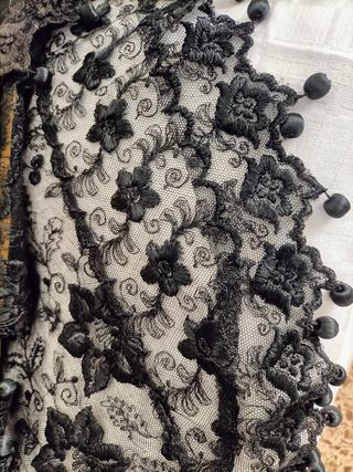 Toca negra tul bordado , traje regional