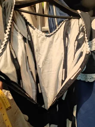 Traje vestido de flamenca negro lunares blancos.