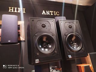 Altavoces Bowers & Wilkins DM12