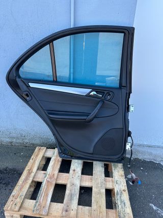 Puerta trasera izquierda. Mercedes W203
