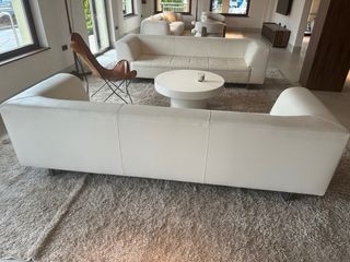 sofa de tres o cuatro plazas blanco