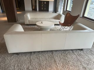 sofa de tres o cuatro plazas blanco