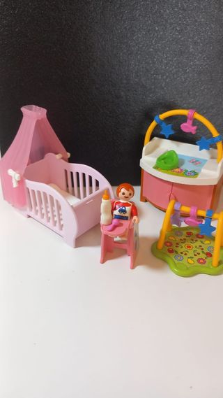 Bebé, cambiador, cuna y sillita Playmobil
