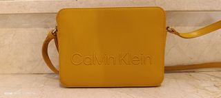Bolsito Calvin Klein amarillo
