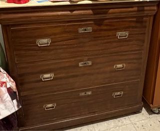 Cómoda antigua de tres cajones y cajón secreto