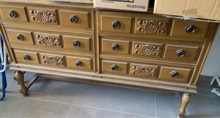 Dormitorio antiguo de madera. Vintage.