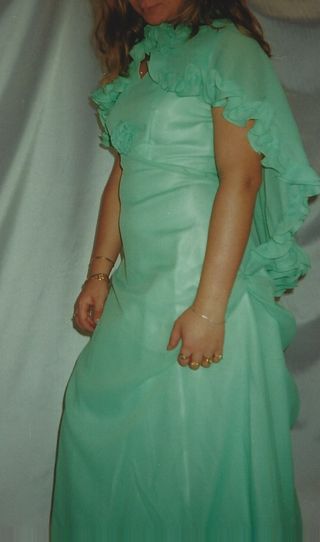 VESTIDO DAMA VERDE CON CAPA