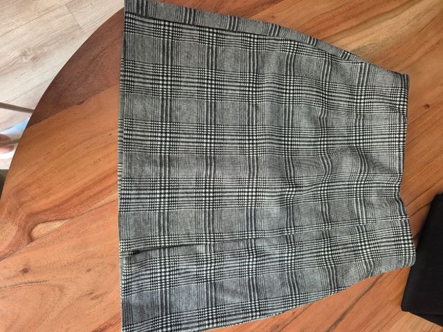 2 Faldas: tubo negra & mini cuadros