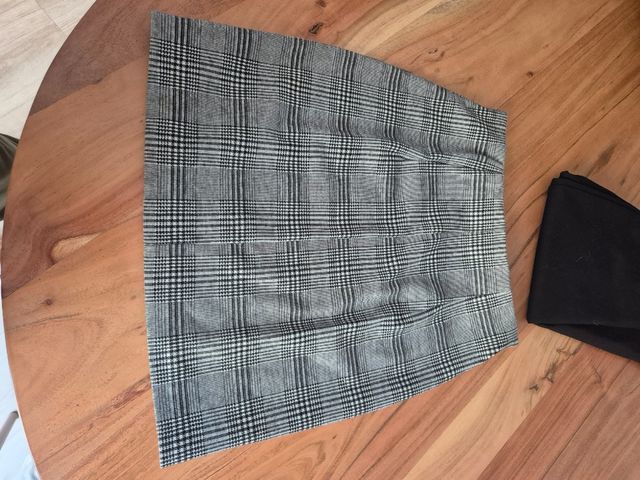 2 Faldas: tubo negra & mini cuadros