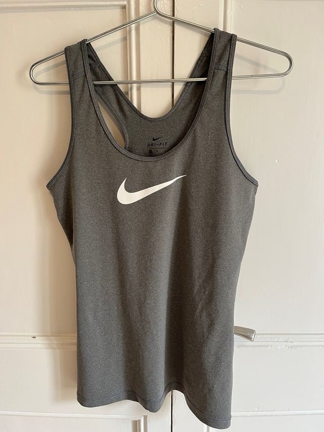 Camiseta Nike gris de mujer