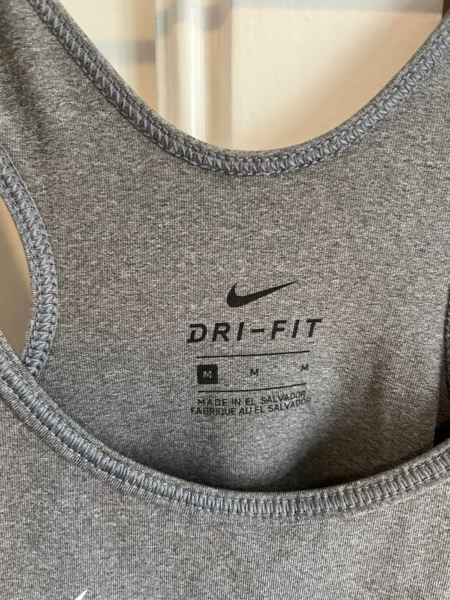 Camiseta Nike gris de mujer