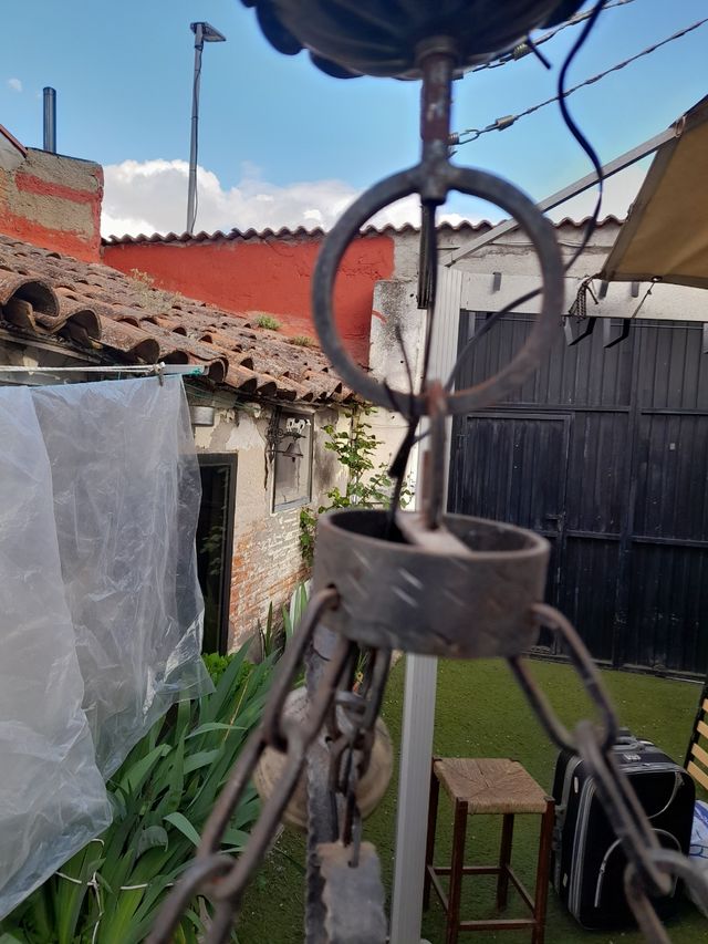 Lampada antica in metallo e legno