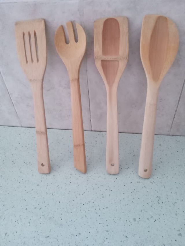 Lote de  cubiertos de madera