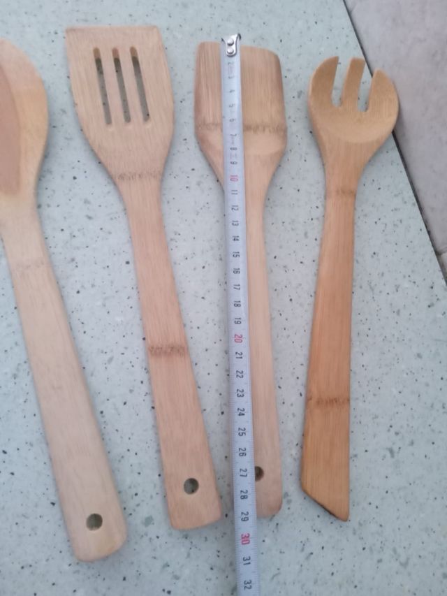 Lote de  cubiertos de madera