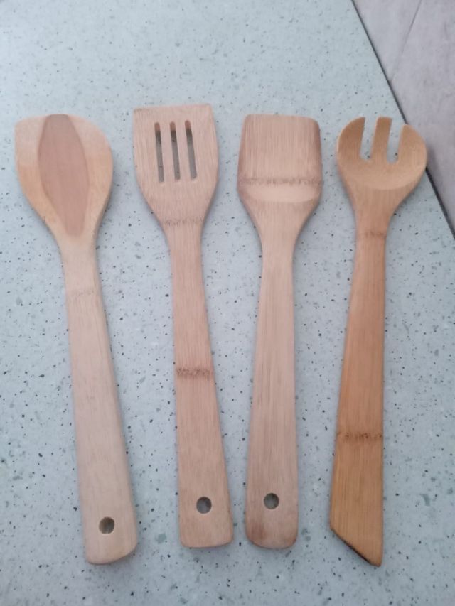 Lote de  cubiertos de madera