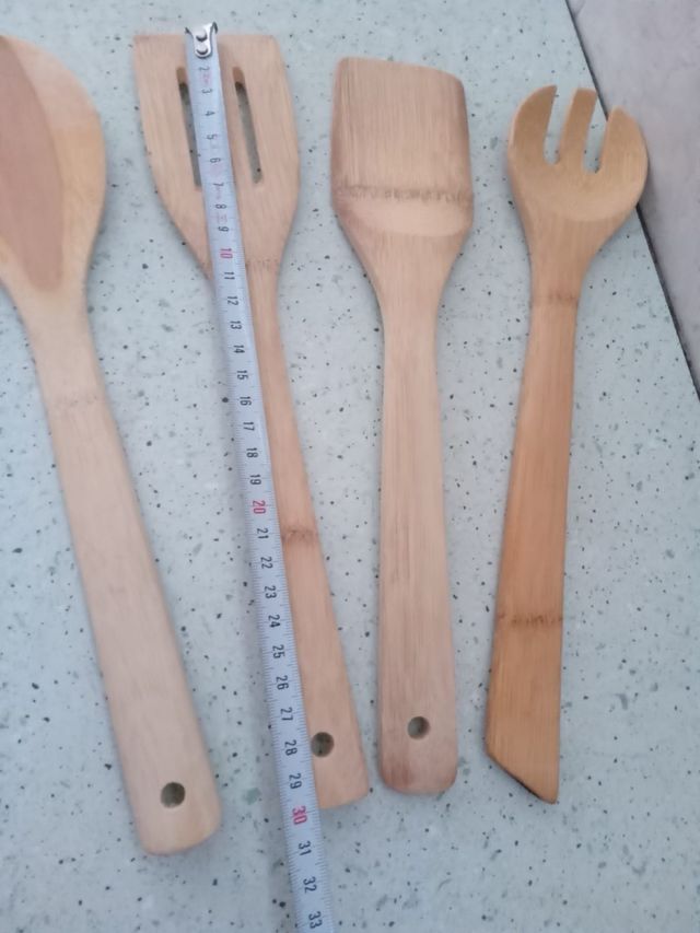 Lote de  cubiertos de madera