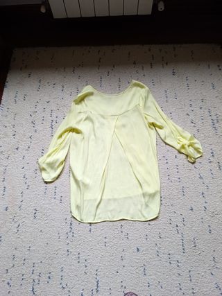 Blusa Amarilla Stradivarius T-M.Escote en pico
