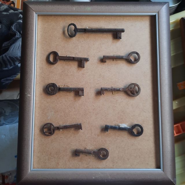 Cuadro de llaves antiguas