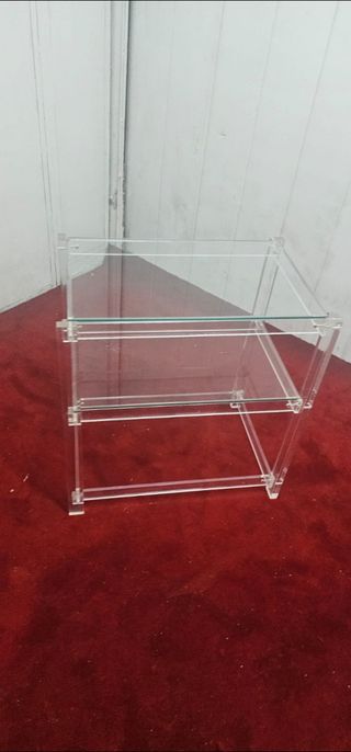 Mesa de acrílico con 2 estantes