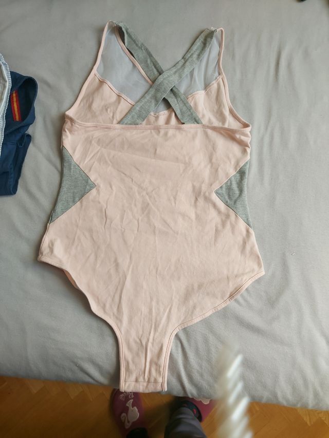 Body deportivo cruzado rosa-gris