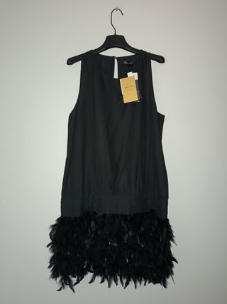 Vestido negro plumas