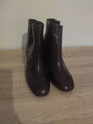Botines Stradivarius talla 39, sólo tiene 1 puesta