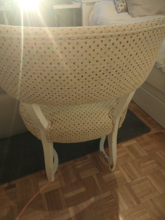 Silla de madera beige con lunares