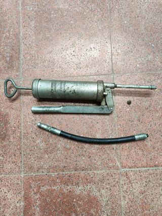 Bomba engrase manual antigua