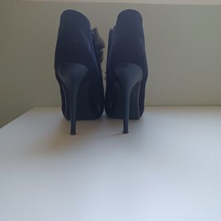 Botines negros tacón con adornos de encaje