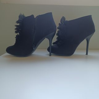 Botines negros tacón con adornos de encaje