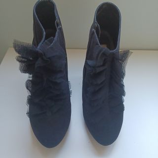 Botines negros tacón con adornos de encaje