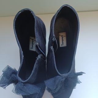 Botines negros tacón con adornos de encaje