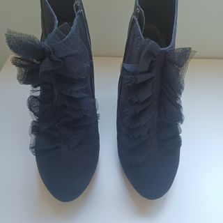 Botines negros tacón con adornos de encaje