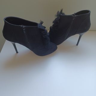 Botines negros tacón con adornos de encaje