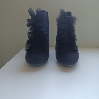 Botines negros tacón con adornos de encaje