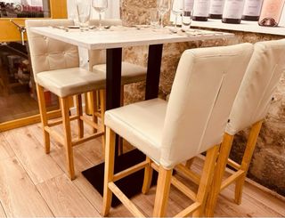 Mesa alta con sillas