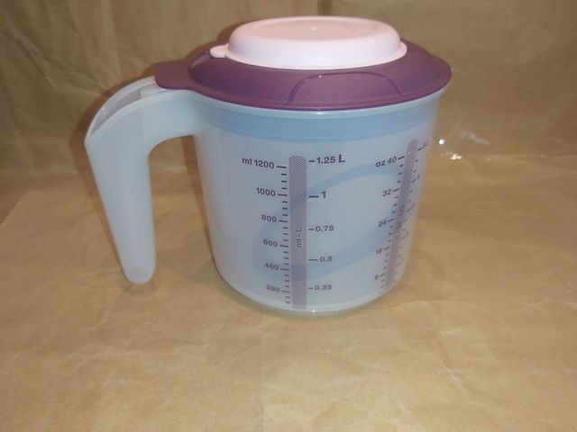Jarrita medidora Tupperware morada