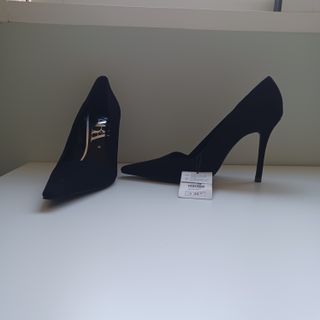 Zapato salón piel ante negro de tacón alto Zara