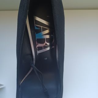 Zapato salón piel ante negro de tacón alto Zara