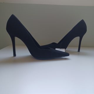 Zapato salón piel ante negro de tacón alto Zara
