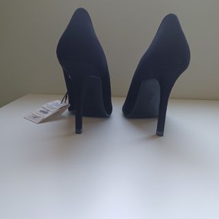 Zapato salón piel ante negro de tacón alto Zara