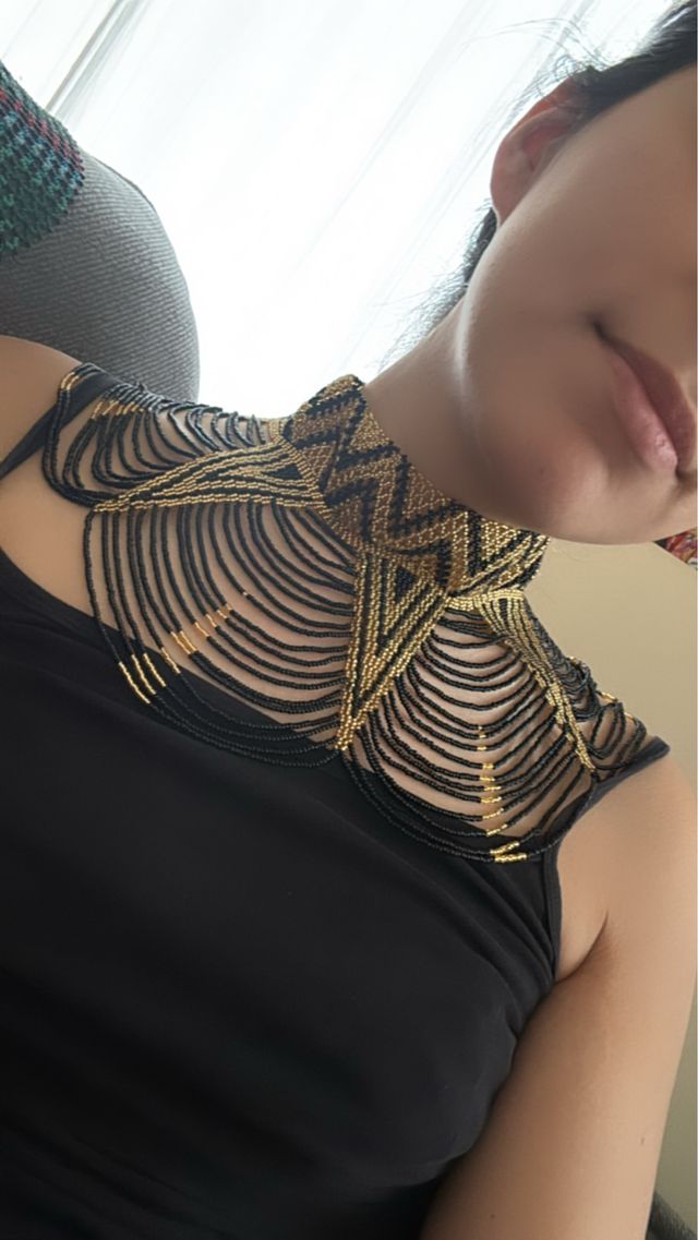 Collar artesanal negro y dorado