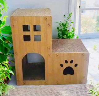 Casetta in legno e tiragraffi per gatti