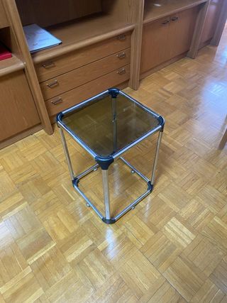 Mesa auxiliar moderna - metal y cristal