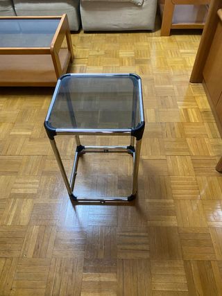 Mesa auxiliar moderna - metal y cristal