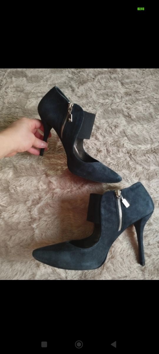 Estiletos gamusina azul de Zara