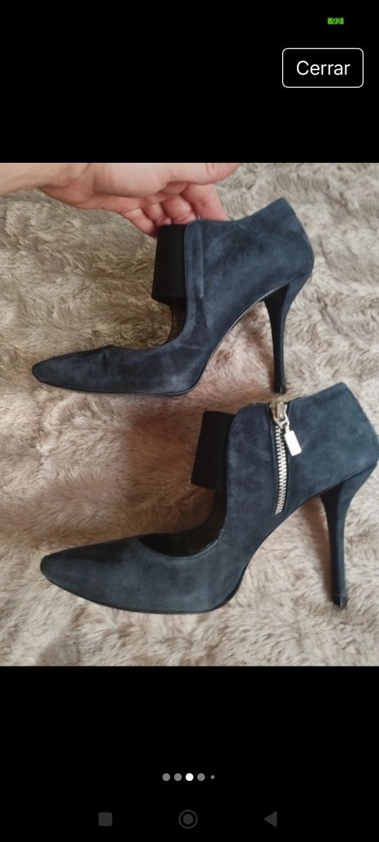 Estiletos gamusina azul de Zara